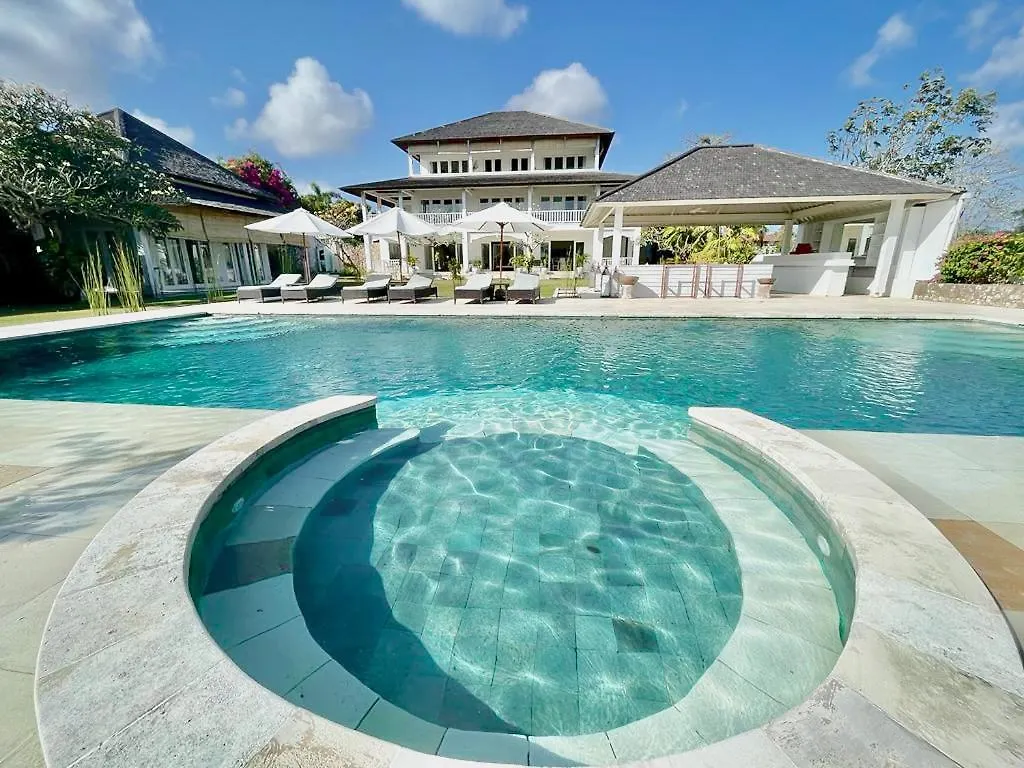 The Backyard Bingin: Private Beach-View Mansion for Events Uluwatu